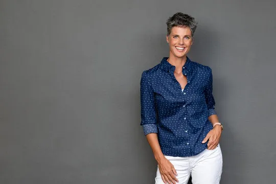 正在使用手机查看提醒的用户